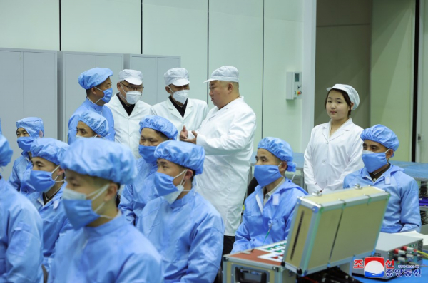 Ông Kim Jong-un đưa con gái thị sát cơ sở phóng vệ tinh do thám đầu tiên -0