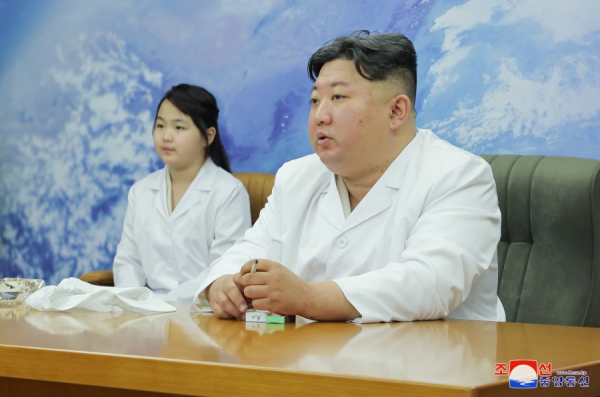 Ông Kim Jong-un đưa con gái thị sát cơ sở phóng vệ tinh do thám đầu tiên -0