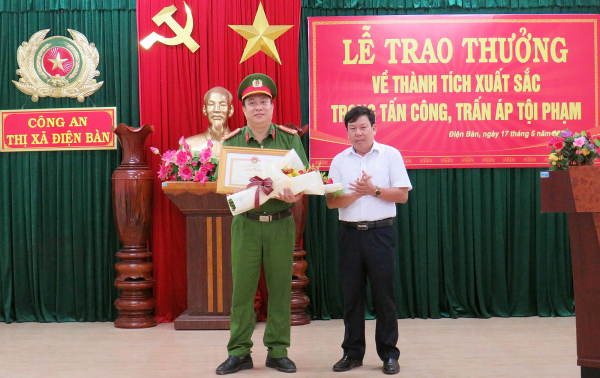 Khen thưởng nhiều tập thể, cá nhân có thành tích xuất sắc trong đấu tranh, trấn áp tội phạm -0