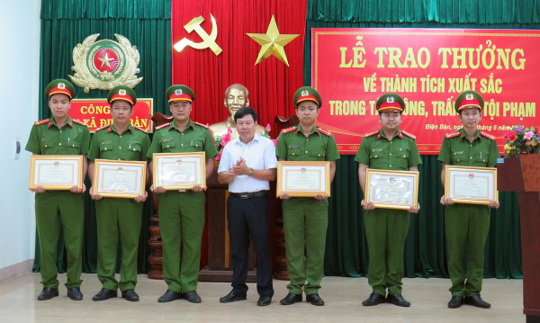 Khen thưởng nhiều tập thể, cá nhân có thành tích xuất sắc trong đấu tranh, trấn áp tội phạm -0