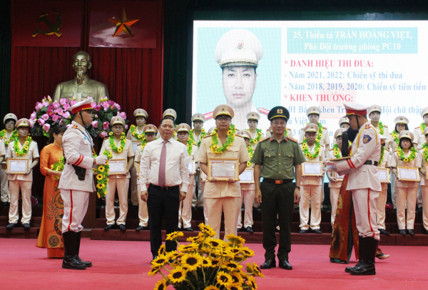 Biểu dương 75 điển hình tiên tiến trong phong trào “CAND thực hiện Sáu điều Bác Hồ dạy” -0