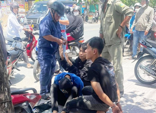 Ngăn nhặn 2 nhóm “trẻ trâu” xách hung khí đi giải quyết mâu thuẫn -0