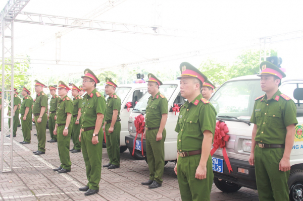 Bàn giao 16 xe ô tô chuyên dụng cho Công an các xã, thị trấn thuộc huyện Thanh Trì.  -0