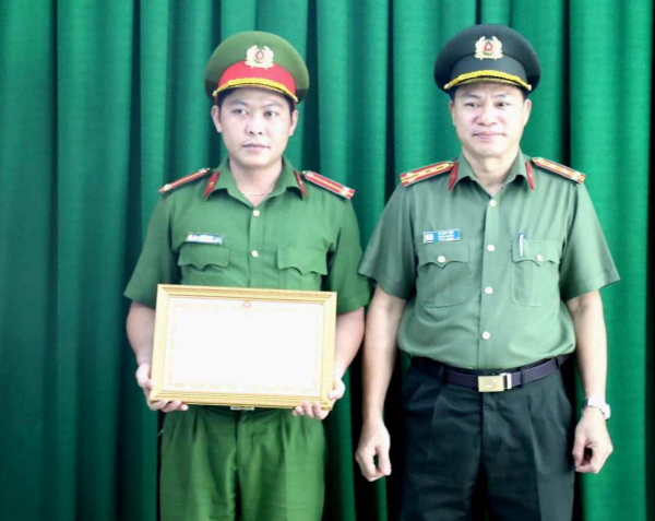 Trao Bằng khen của Bộ Công an cho Trung úy Trần Nhật Duy -0