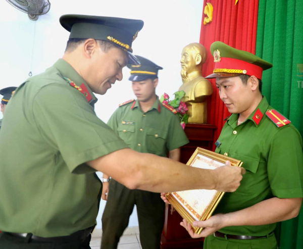 Trao Bằng khen của Bộ Công an cho Trung úy Trần Nhật Duy -1