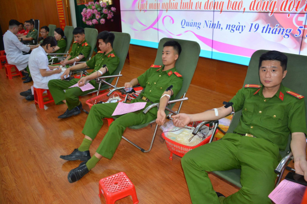 Hơn 200 cán bộ, chiến sỹ Công an Quảng Ninh hiến máu tình nguyện -0