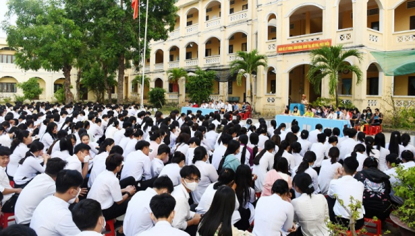 Tra Vinh police actively prevent drugs from entering high schools -0