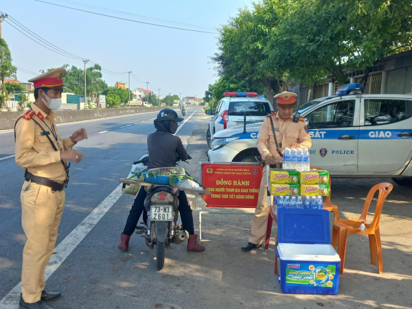 Cảnh sát Giao thông tặng nước cho người tham gia giao thông trong nắng nóng -0