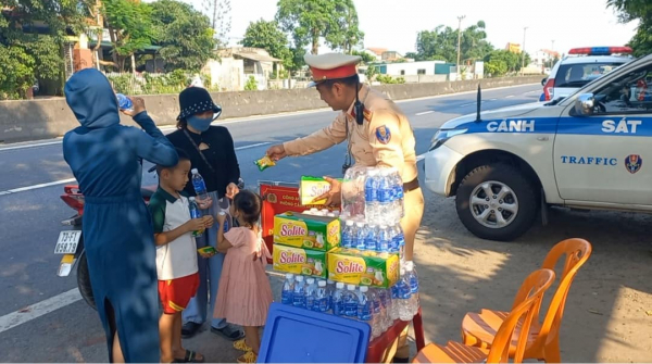 Cảnh sát Giao thông tặng nước cho người tham gia giao thông trong nắng nóng -0