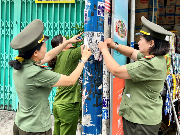  TP Hồ Chí Minh liên tục ra quân bóc gỡ, xóa bỏ quảng cáo trái phép -1