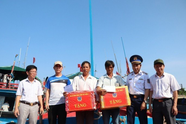 Vùng Cảnh sát biển 2 đồng hành cùng ngư dân huyện đảo Lý Sơn -0