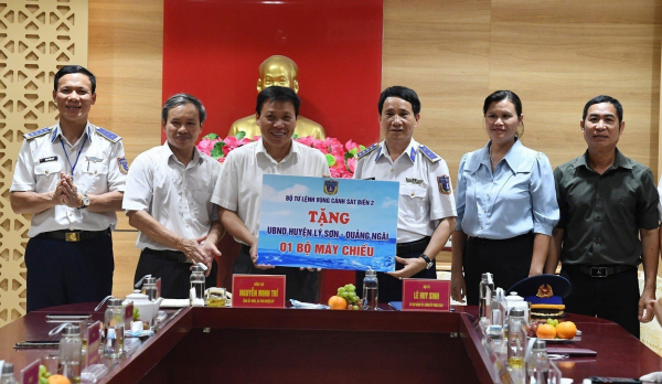 Vùng Cảnh sát biển 2 đồng hành cùng ngư dân huyện đảo Lý Sơn -0
