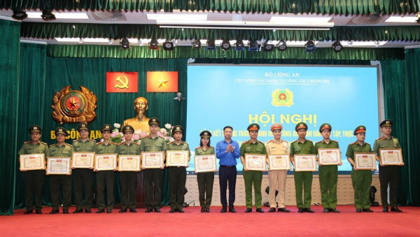 Youths of Public Security Forces actively study and implement Uncle Ho’s six teachings -0