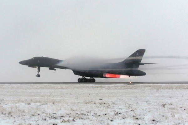 Nga điều tiêm kích chặn máy bay Mỹ vi phạm không phận  -0
