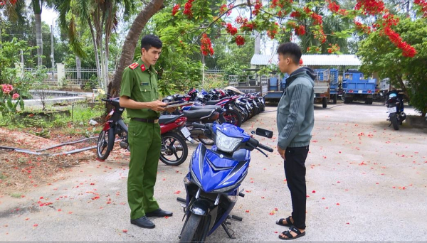 Công an huyện Tân Phước trao trả xe mô tô cho bị hại  -0