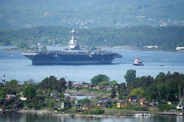 Siêu chiến hạm của Mỹ ghé thăm Na Uy giữa căng thẳng với Nga  -0