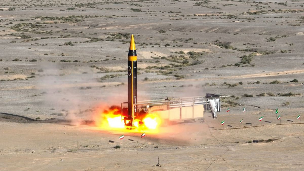 Iran công bố tên lửa đạn đạo mới tầm bắn 2.000km -0