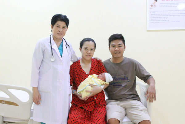 Nữ bác sĩ đỡ đẻ cho 3 thành viên trong một gia đình cách nhau 33 năm -0