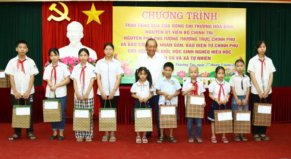 San sẻ khó khăn với học sinh nghèo huyện Thường Tín -0