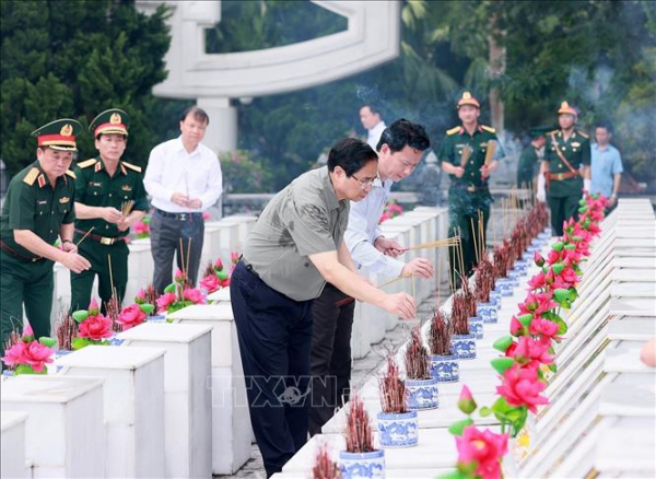 Thủ tướng dâng hương tưởng niệm các Anh hùng Liệt sĩ tại Nghĩa trang Vị Xuyên -0