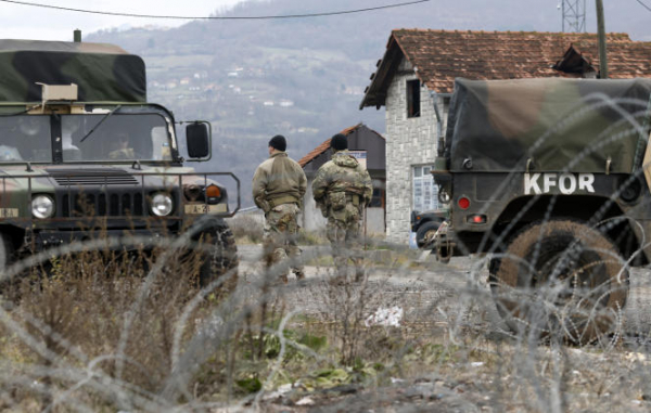 Quân đội Serbia áp sát Kosovo -0