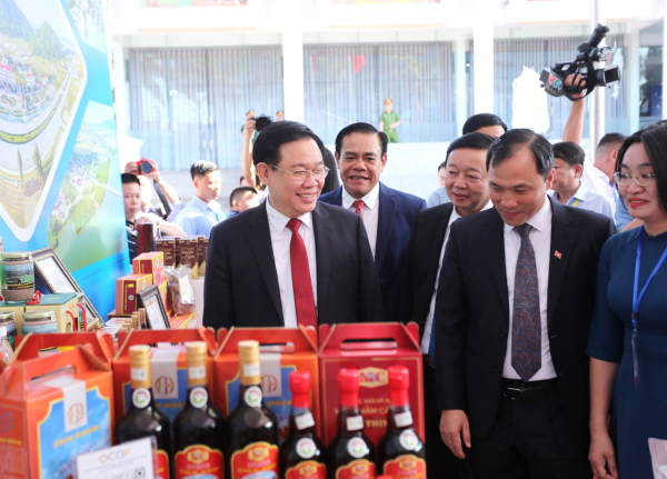 Hơn 220 nghìn tỉ đồng được kí kết, cam kết đầu tư vào Hà Tĩnh -0