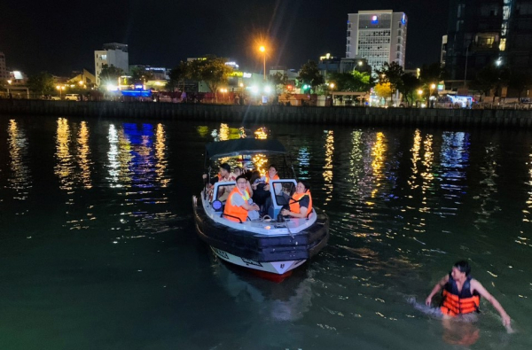 CSGT Đà Nẵng giải cứu tàu du lịch chở 70 du khách bị mắc cạn ở sông Hàn -1