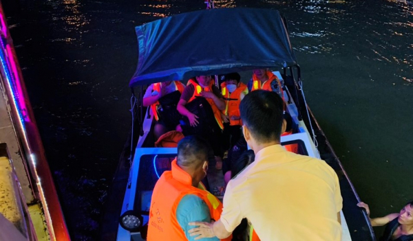 CSGT Đà Nẵng giải cứu tàu du lịch chở 70 du khách bị mắc cạn ở sông Hàn -4