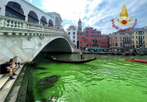 Vì sao nước biển tại Venice chuyển xanh bất thường? -0