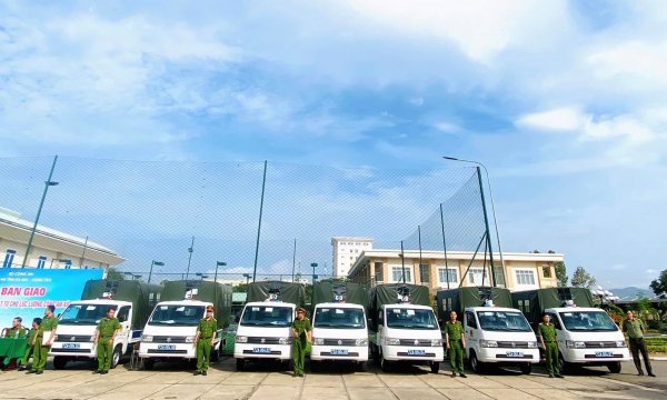 Công an tỉnh Bà Rịa-Vũng Tàu bàn giao xe ô tô chuyên dụng cho Công an cơ sở -0