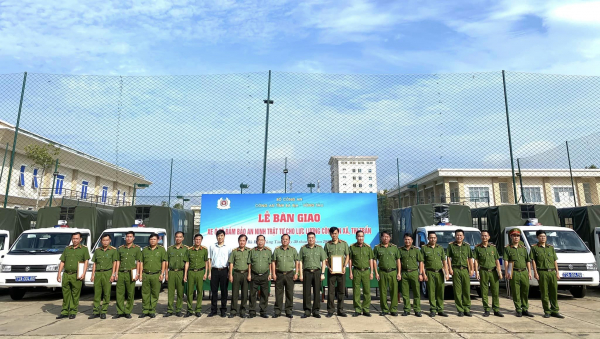 Công an tỉnh Bà Rịa-Vũng Tàu bàn giao xe ô tô chuyên dụng cho Công an cơ sở -0