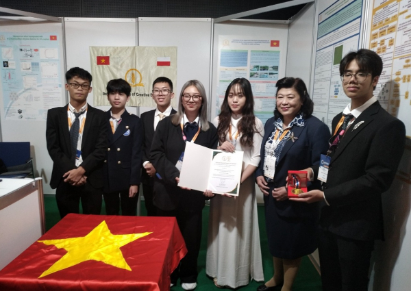 Đoàn học sinh Việt Nam đạt thành tích cao tại cuộc thi Khoa học kỹ thuật phát minh sáng chế quốc tế INTARG -0