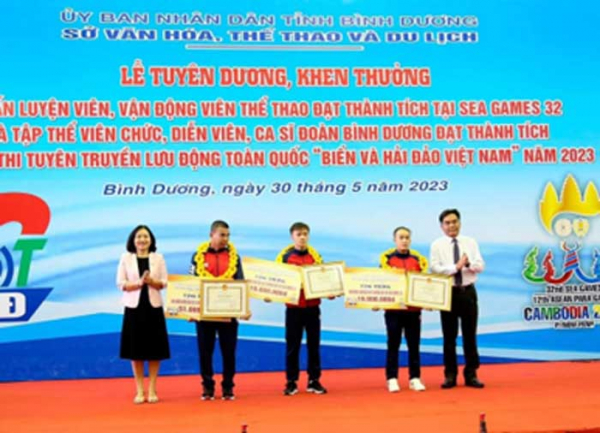 Bình Dương khen thưởng nhiều huấn luyện viên, vận động viên, diễn viên, ca sĩ -0