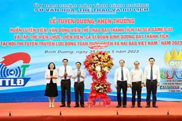 Bình Dương khen thưởng nhiều huấn luyện viên, vận động viên, diễn viên, ca sĩ -0