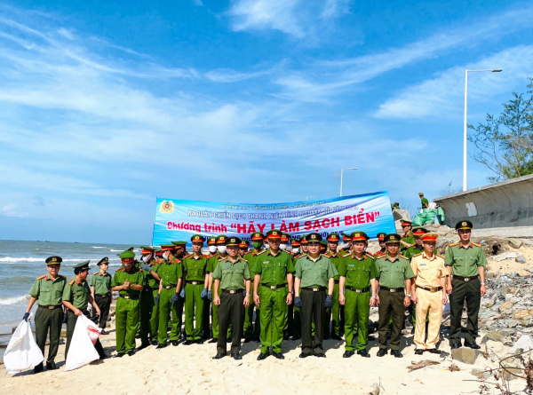 Công an tỉnh Bà Rịa-Vũng Tàu phát động trồng cây xanh, thu gom rác thải biển  -0