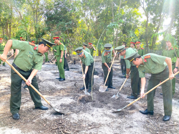 Công an tỉnh Bà Rịa-Vũng Tàu phát động trồng cây xanh, thu gom rác thải biển  -0