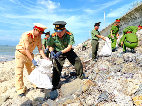 Công an tỉnh Bà Rịa-Vũng Tàu phát động trồng cây xanh, thu gom rác thải biển  -1