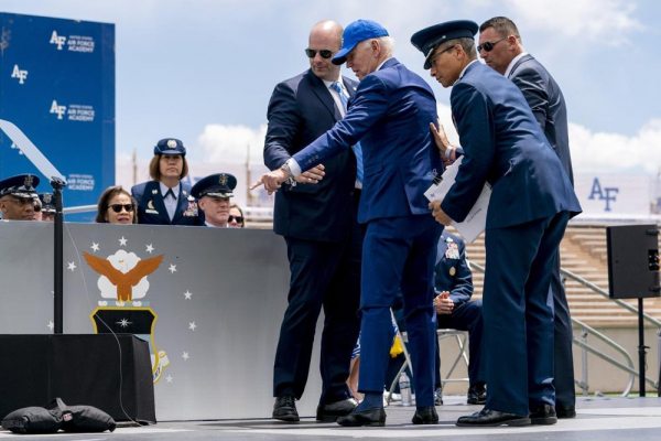 Tổng thống Biden vấp ngã trên khán đài Học viện Không quân Mỹ  -0