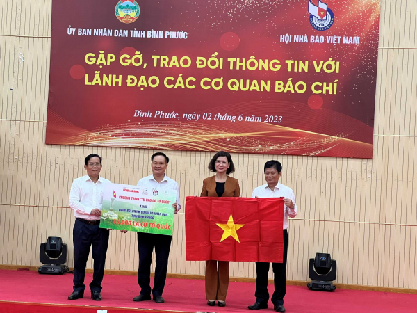 Hội nhà báo Việt Nam trao cờ Tổ quốc, học bổng và trồng cây tại tỉnh Bình Phước -0