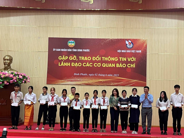 Hội nhà báo Việt Nam trao cờ Tổ quốc, học bổng và trồng cây tại tỉnh Bình Phước -0