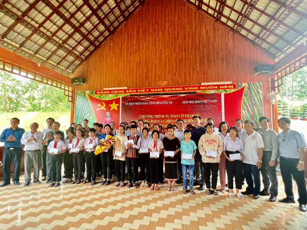 Tặng bò cho hộ nghèo, trao học bổng cho học sinh và trồng cây xanh ở Bình Phước -0