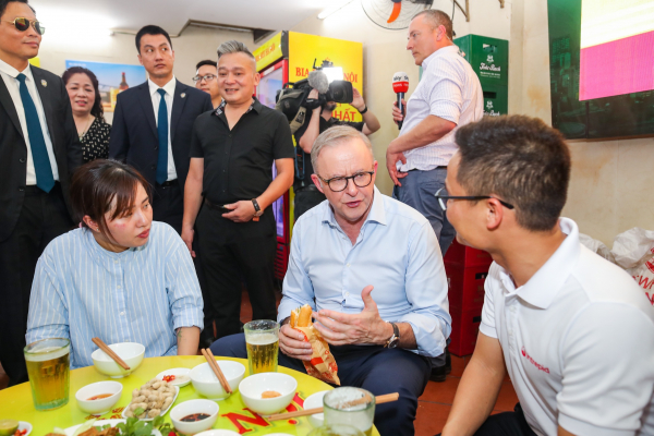 Thủ tướng Australia dùng bữa trưa tại phố cổ Hà Nội -0