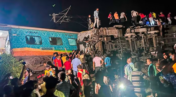 Ba đoàn tàu tốc hành Ấn Độ đâm liên hoàn, ít nhất 207 người thiệt mạng  -0