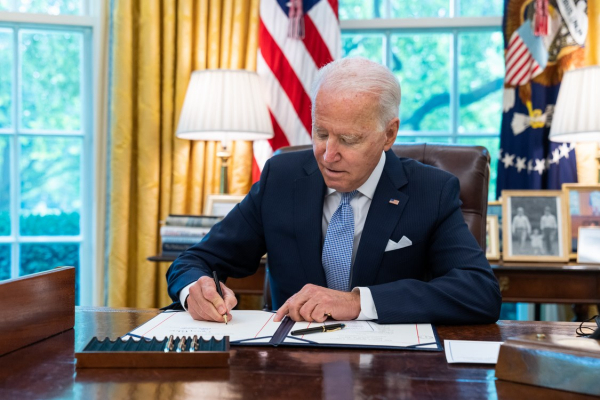 Ông Biden ký ban hành luật nâng trần nợ công sau nhiều tuần tranh cãi -0