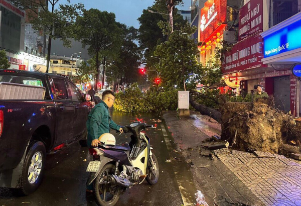 Cứu 2 người trên sà lan chở đá xây dựng chìm trên sông Soài Rạp -2