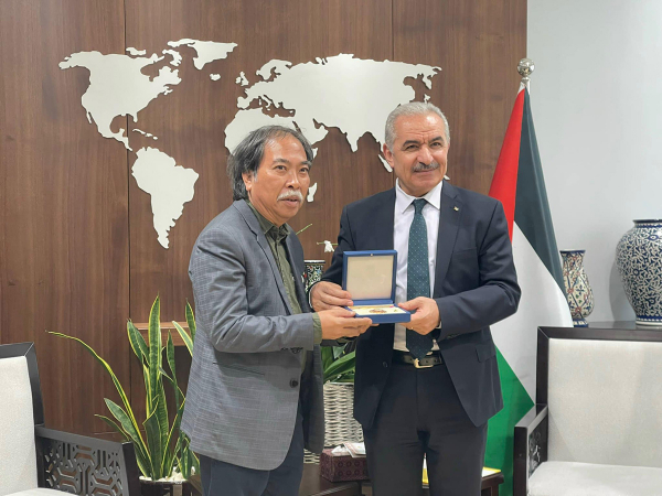Nhà thơ Nguyễn Quang Thiều nhận Huân chương cao quý nhất của Nhà nước Palestine -0