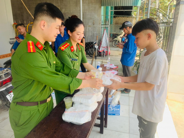 Xúc động hình ảnh thượng uý công an cõng thí sinh bị gãy chân vào phòng thi -0