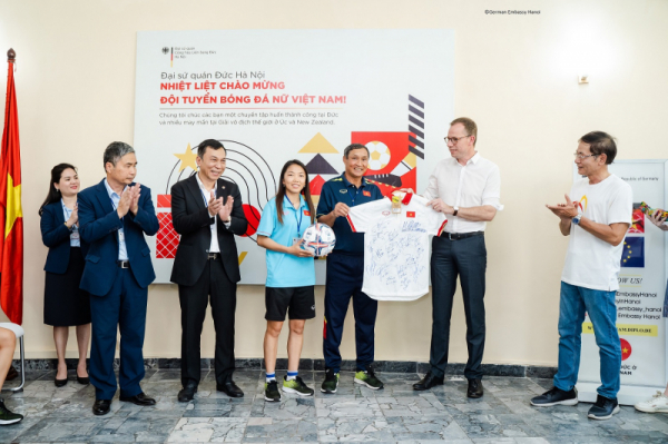 Vietnamese women's football team welcomed at German embassy -0