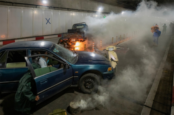 Police conduct firefighting and rescue drill at Saigon River Tunnel  -1