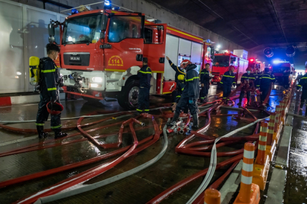 Police conduct firefighting and rescue drill at Saigon River Tunnel  -0